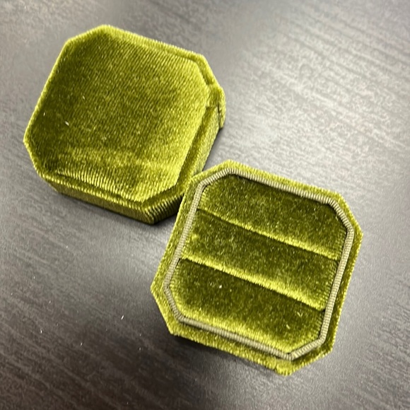 Velvet Ring box - Picture 2 of 2